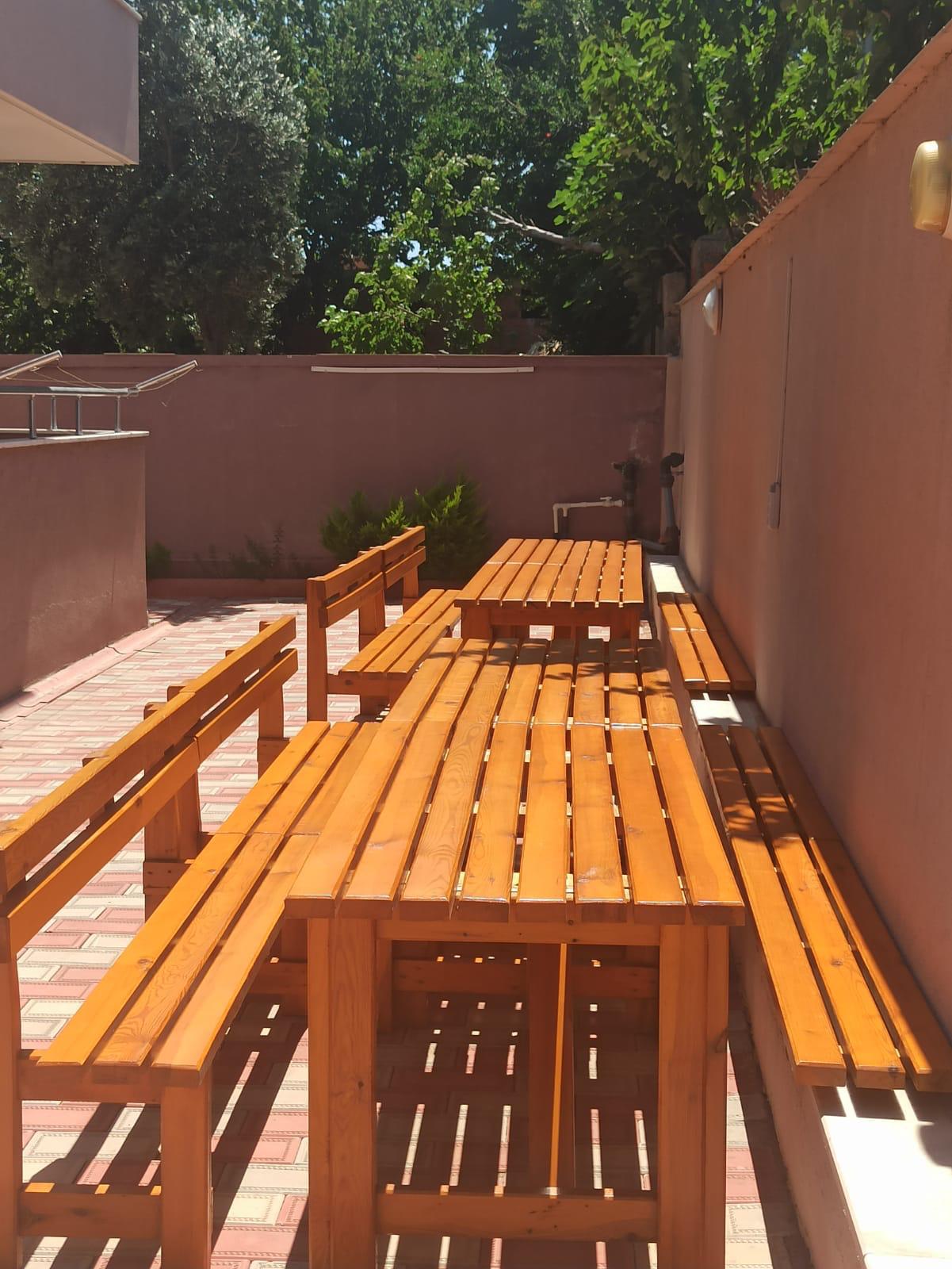 Bahçede ahşap oturma alanı