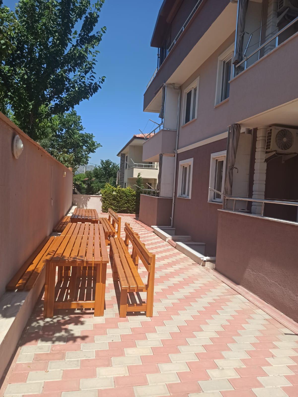 Apart yanı bahçe ve oturma alanı